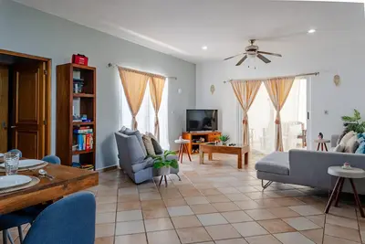 Image de Downtown Playa Oasis | 3br Condo Steps to Beach & Dining