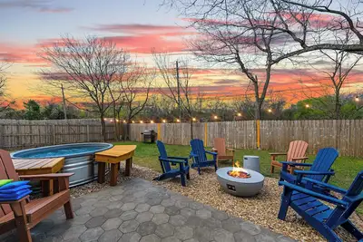 Image de 4br Charming Home, Sleeps 12, Pool+Firepit+GameRm+Golf+15 Mins Dt & Airport+W/D