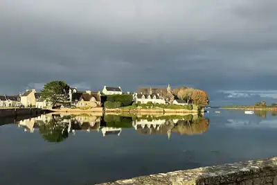 Image de Demeure à Saint Cado, sur la Ria d'Etel, célèbre pour la maison aux volets bleus