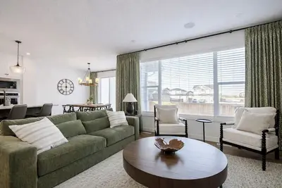 Image de Olaki House: Luxury family home, sleeps 8 comfortably and 20mins from Calgary