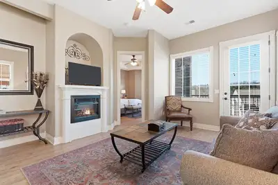 Image de New! 2br Lakeside Escape | Spacious Deck & Lakeview