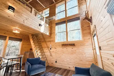 Image de Luxury Glamping at Kerr Lake — \"Serenity Loft\"