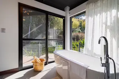 Image de Loft by the Lagoon: Bathtub with View & Nature