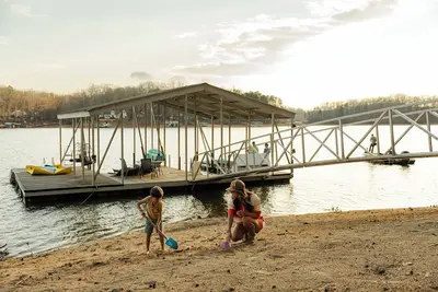 Image de New Lake Hartwell Hot Tub Game Rm Outdoor Movies