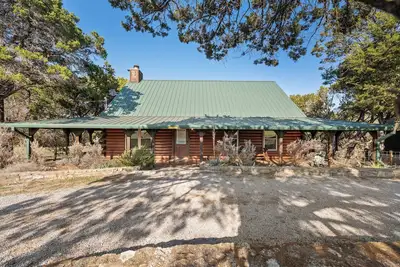 Image de Relaxing 3-bedroom log cabin in Morgan, Tx - five minute drive to Lake Whitney!