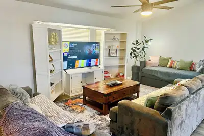 Image de Home on a Hill with Porch View