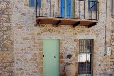Image de Πετρόκτιστο, ευρύχωρο σπίτι 79 τ. μ, με δυνατότητα φιλοξενίας 2-4 ατόμων