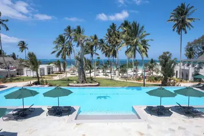 Image de Tranquil Room with Pool and Direct Beach Access | Balcony for Lazy Afternoons