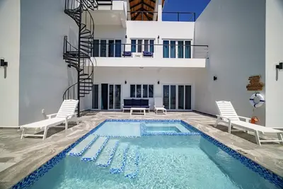 Image de Villa Armoniosa Oceanview 2br w/ Beachfront Pool - Upper Level