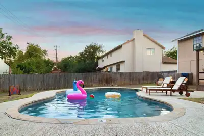 Image de Pool, Arcade, Pingpong, Pool Table, Fire-pit, Patio. Family friendly!
