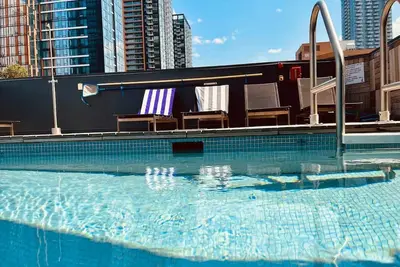 Image de Luxury Condo | 2 Bed | Pool | Gym | Views | Parking | Steps to Dt Dining