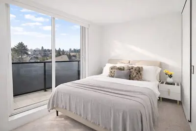 Image de Modern 3br 2bt apartment 5 minute to Joyce SkyTrain & Street parking available