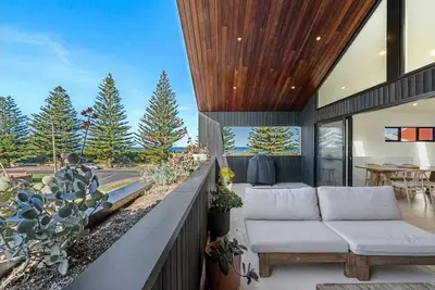 Image de Broulee retreat across road from beachfront, pool, 5min walk to local shops.