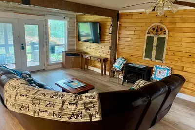 Image de Private 4-Acre Country Woodland Retreat. Hot Tub. Pond. Fast WiFI. Gated yard.