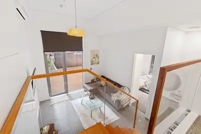Image de 2br Loft |A/C, Netflix, Private Deck| Walk to City