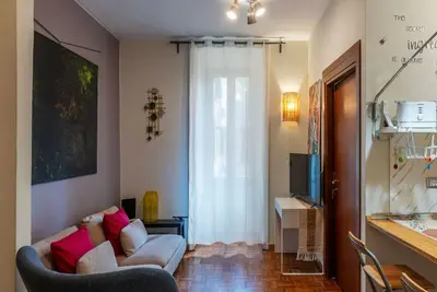 Image de Cozy 90m2 apartment, perfect for 4 people, located on the ground floor of a typical building with cloister. The accommodation is located in the Re di Roma/San Giovanni district, a lively and central residential and commercial area. The city's main attrac