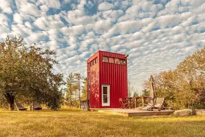 Image de Bright Tiny House for an Unforgettable Glamping Getaway near Belleville, Ontario