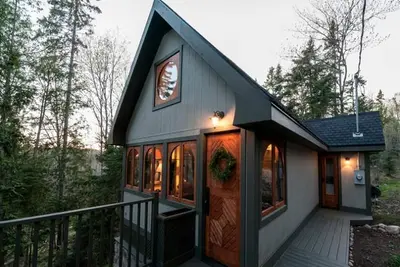 Image de Secluded and Romantic Cottage Rental with Stunning Gardens in Powassan, Ontario