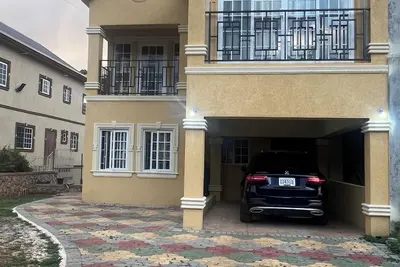 Image de Stunning 4-bedroom townhome with fans in each bedroom in  Mandeville.