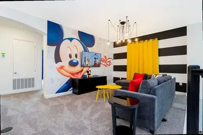 Image de Luxe 5br Villa Pool  Game Room   Minutes to Disney