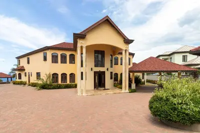 Breathtaking Oceanfront Luxe Villa in Tower Isle, Jacuzzi, Pool, Fully Staffed