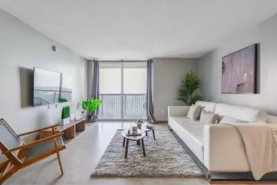 Image de Brickell 3802 · Picturesque Bay Views | Pool | Sleeps 8 | Gym!