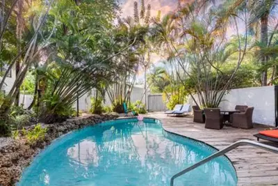 Image de 1720 Wa Kee (1b) · 4 Queen Beds, Sleep 8, Pool, Parking, Wi-Fi, Patio