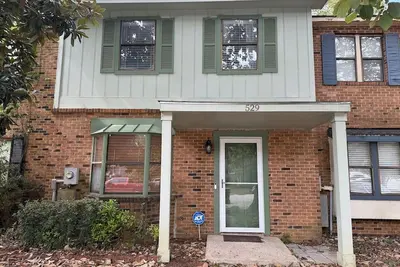 Image de 2-Br, 2. 5 bath Upscale Auburn townhome: Two King beds + Under 1 mile to Toomer's