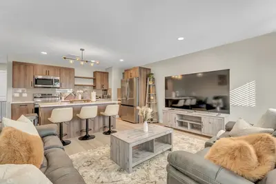 Image de 3br Modern Home | 85” Tv | Free Parking | Sleeps 6 | Near shopping & restaurants