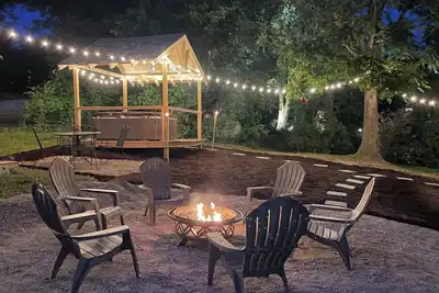 Image de Historic Craftsman • Hot Tub • Walk to Wineries • Katy Trail • Sleeps 8