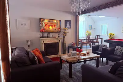 Image de Luxury Pocono Escape -Hot Tub • Fire Pit • Game Nights • Minutes to Skiing