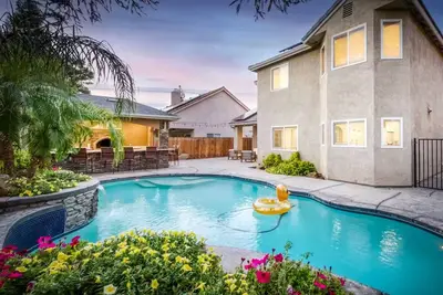 Image de Sleeps 16 - Pool and Outdoor Kitchen - Valley Home