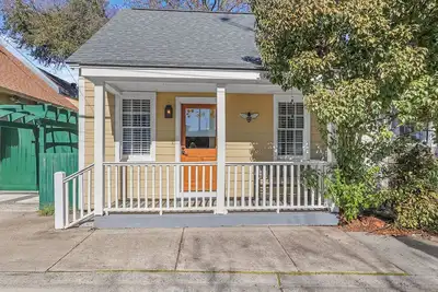 Image de Charming Cottage with Private Patio in Historic District