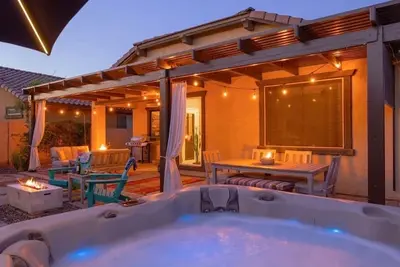 Image de Gilbert Getaway- Hot Tub, Fire Pit & Office