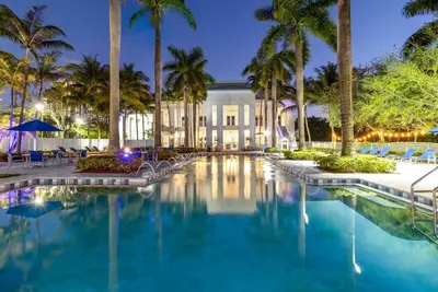Image de Sleek Queen Studio | Pool Access, Spa & Dining