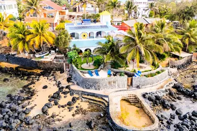 Image de La Villa Ipomée et son jardin tropical les pieds dans l'eau sur l'Ile de Ngor