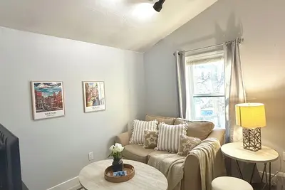 Image de Comfortable 2-Br Apt, Eat-In Kitchen & Parking, Quiet Location+Train to Boston