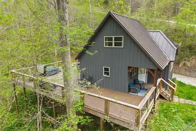 Image de Snuggle Inn – Cozy Pet Friendly Forest Cabin with Hot Tub Near Red River Gorge