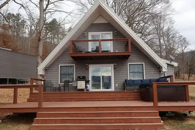 Image de Peaceful lake house retreat with hot tub, dock, and fire pit.