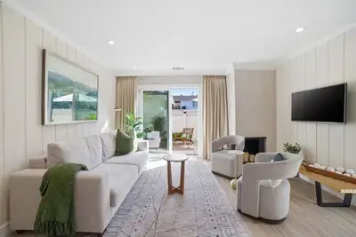 Image de Book For Now Easter Weekend! • King Bed • W/D