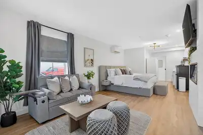 Image de Mystic Inn Suite #1– Stylish Modern Studio Near Downtown & Train Station