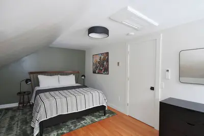 Image de Beautiful Freshly Renovated 3/4 Br with Work Stations