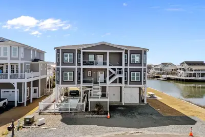 Image de On the High Point - Gorgeous Waterfront home with shared pool and dock