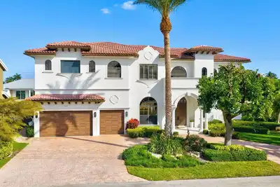 Image de Lighthouse Beacon Breeze Mansion 90ft waterfront, heated pool, hot tub and more!