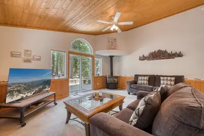 Image de Cascade Retreat by Tahoe Getaways - Tahoe Donner 3 Br w Gas Fireplace, Dog Friendly & Hoa!