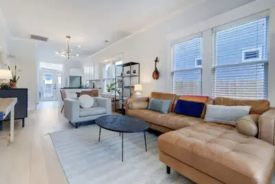 Image de Houston Heights Home Next to Walking Trail