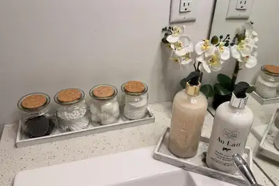 Image de Spacious Stylish Home | Family-Friendly | Free Parking | Close to the Airport