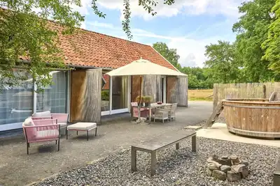 Image de 3 maisons sur un terrain avec sauna et jacuzzi.