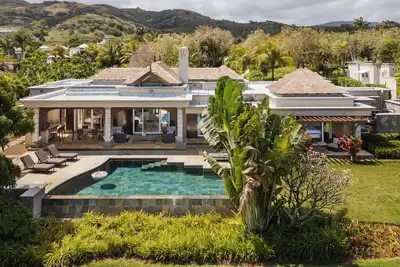 Image de Serene 4-bedroom villa / Infinity Pool & Golf View Bel Ombre Setting