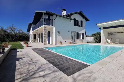 Image de Maison plein sud proche de l'océan avec piscine et vue sur montagnes - 8 pers.